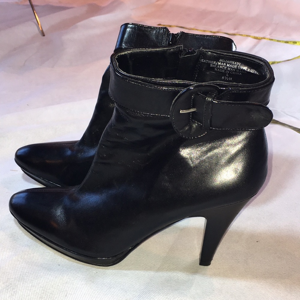 Bandolino leather ankle buckle NWT Booties